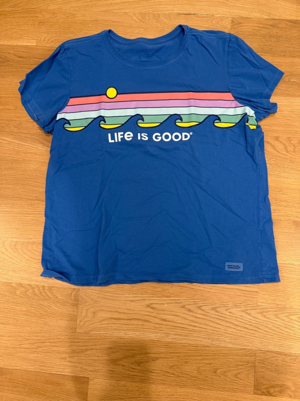 Life Is Good Blue Short-Sleeve Tee with Rainbow Wave Graphic women xl